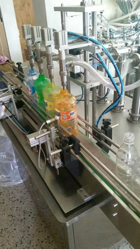 Machine de remplissage en ligne 4 buses Machine de remplissage de liquide débordement automatique Filler de bouteille liquide pour jus de boisson