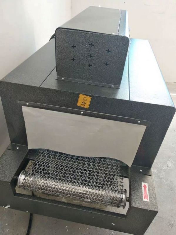 Vente à chaud petite pellicule de plastique tunnel thermique rétrécissement machine de coupe d'emballage pour bouteille/boîte facile à utiliser