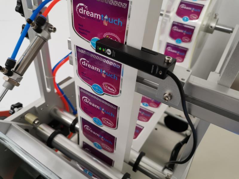 Fabricant professionnel Étiquetteuse compacte à enveloppe de table, étiquetage complet ou partiel pour les industries alimentaires et cosmétiques