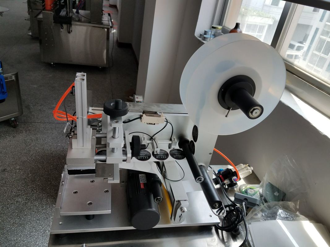 Machine d'étiquetage de surface plane personnalisée professionnelle pour boîtes/sacs/couvercles, distributeur d'étiquettes autocollantes pour bouteilles carrées