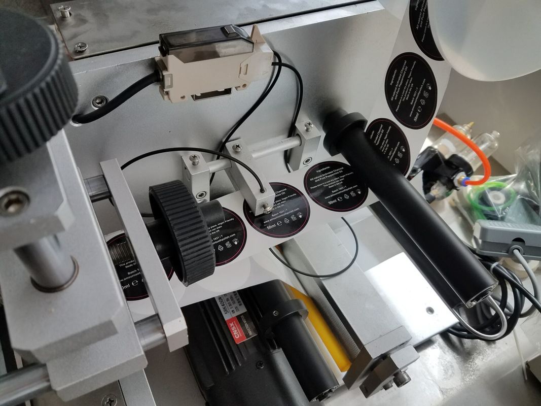 Machine d'étiquetage de surface plane personnalisée professionnelle pour boîtes/sacs/couvercles, distributeur d'étiquettes autocollantes pour bouteilles carrées