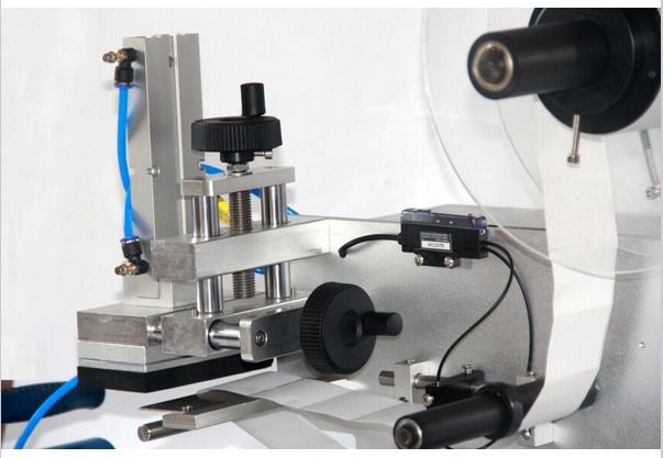 Machine d'étiquetage de surface plane stable de haute précision Bouteille carrée, boîte Autocollant d'étiquette compact multi-faces pour les petites entreprises