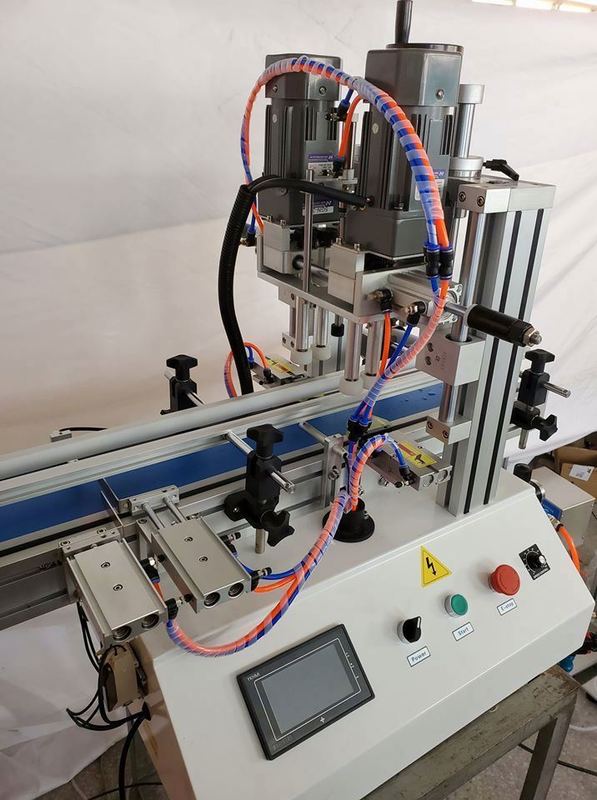 Ventes directes d'usine Nouveau design Pneumatique Tabletop Trigger automatique Machine de capteur de pulvérisation Machine de capot de bouteille en plastique