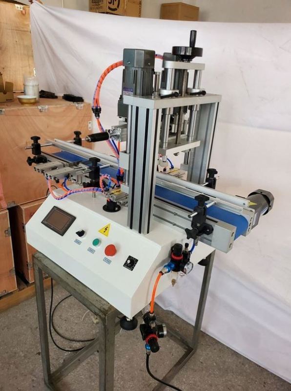 Ventes directes d'usine Nouveau design Pneumatique Tabletop Trigger automatique Machine de capteur de pulvérisation Machine de capot de bouteille en plastique