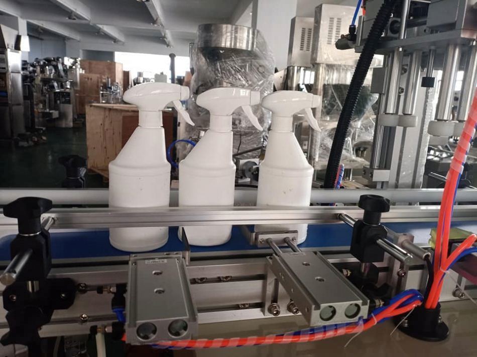 Ventes directes d'usine Nouveau design Pneumatique Tabletop Trigger automatique Machine de capteur de pulvérisation Machine de capot de bouteille en plastique