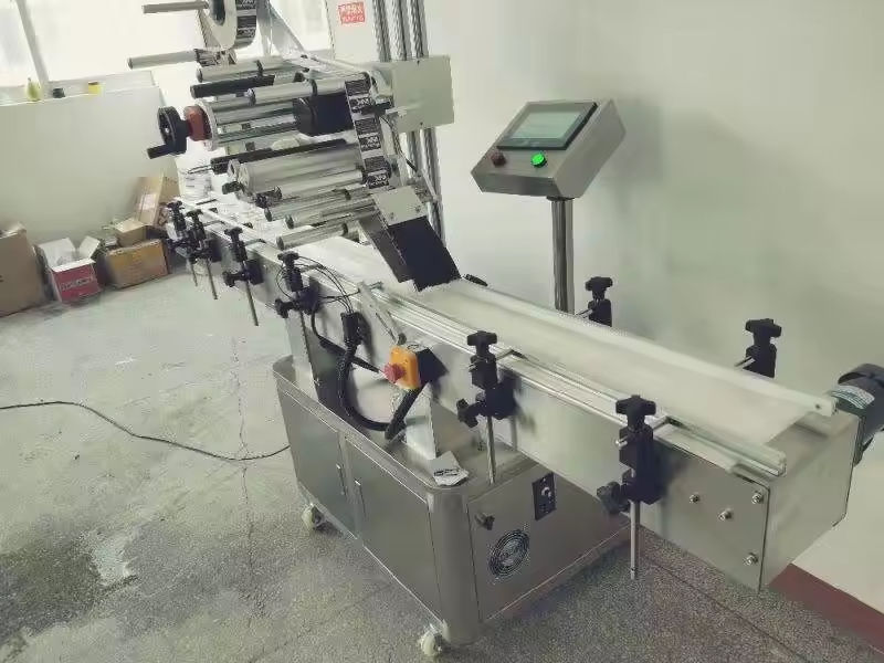 Machine d'étiquetage automatique multifonction rapide et efficace en gros d'usine pour l'étiquetage à plat