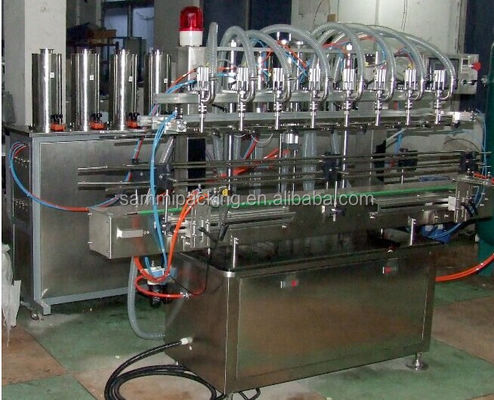 Système automatique de remplissage de bouteilles avec des machines d'étiquetage et de couvercle