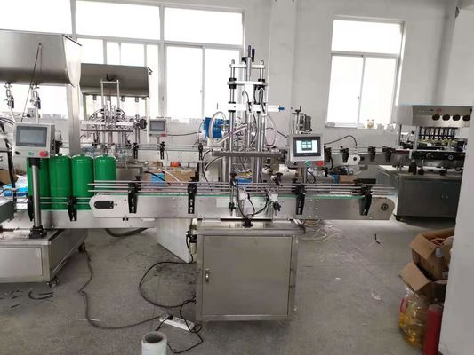 Machine de remplissage automatique de bouteilles liquides à pistons et à étiquetage
